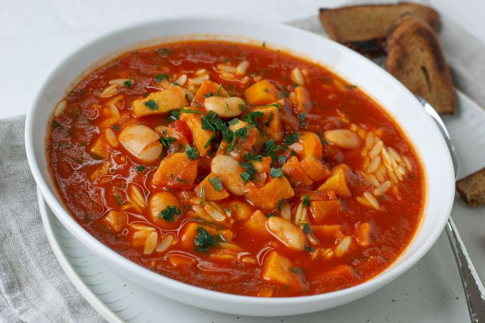 Minestrone mit Pastinaken und Knusperbrot