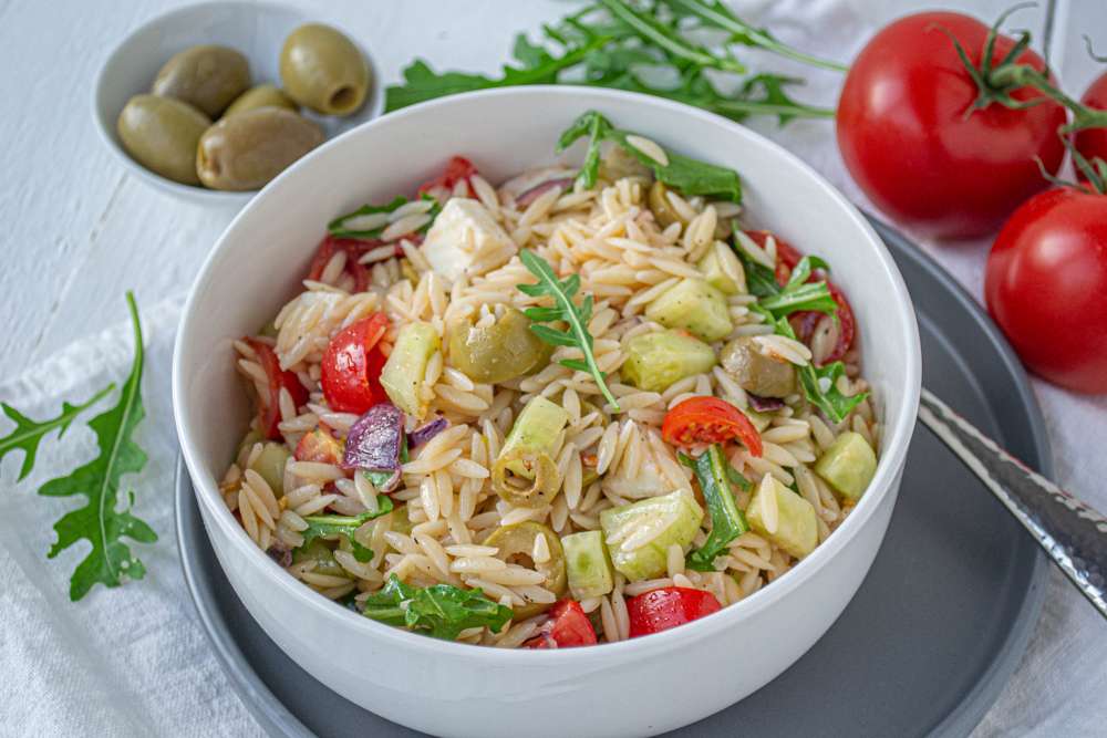 Nudelsalat - Mediterran mit Oliven und Mozzarella