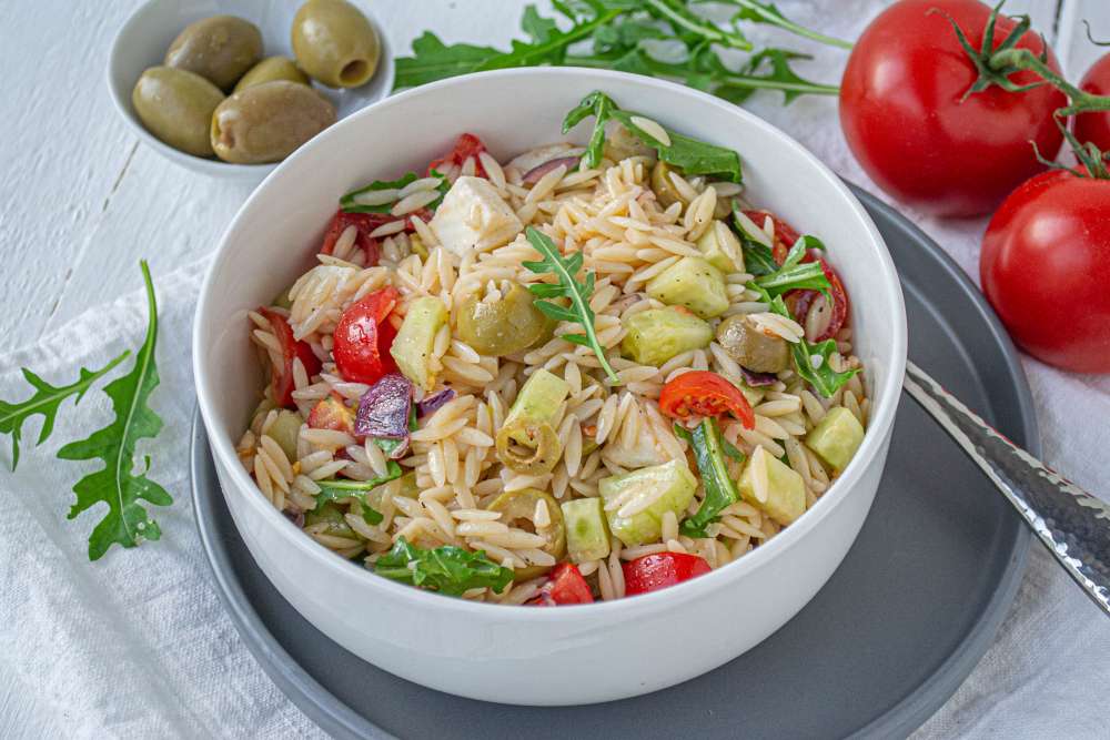 Nudelsalat - Mediterran mit Oliven und Mozzarella