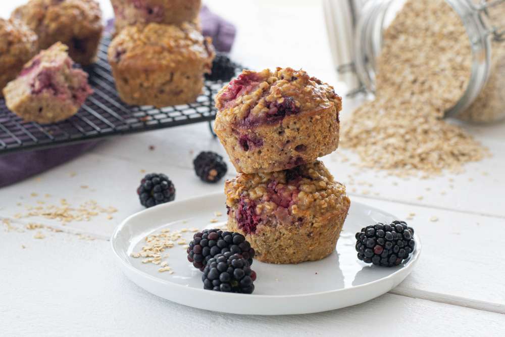 Frühstücksmuffins mit Brombeeren (Baked oats, low carb)