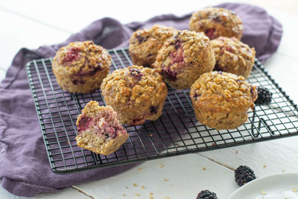 Frühstücksmuffins mit Brombeeren (Baked oats, low carb)