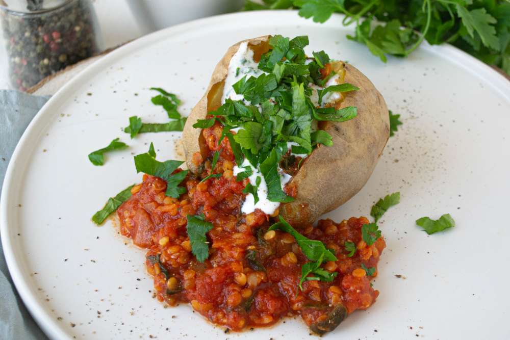 Ofenkartoffel gefüllt mit vegetarischer Linsensauce