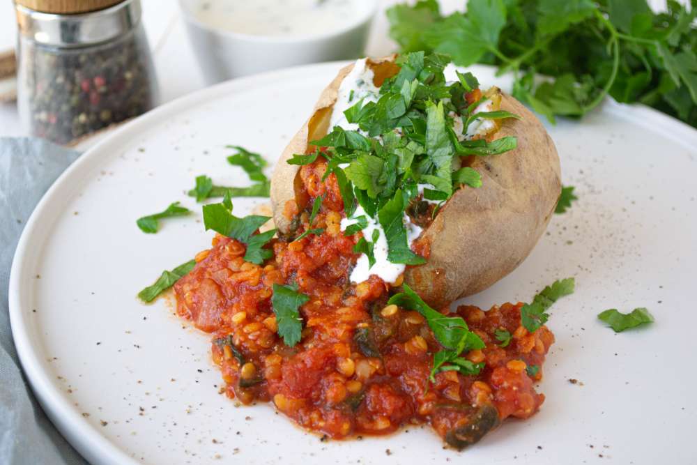 Ofenkartoffel gefüllt mit vegetarischer Linsensauce