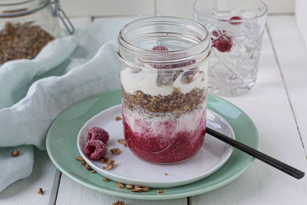 Fruchtige Overnight Oats mit Himbeeren, Joghurt und Granola (zuckerfrei)