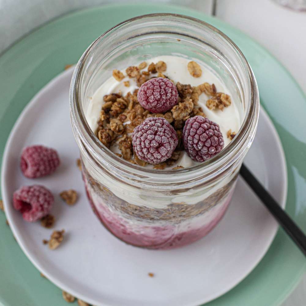 Overnight Oats mit Himbeeren Joghurt und Granola