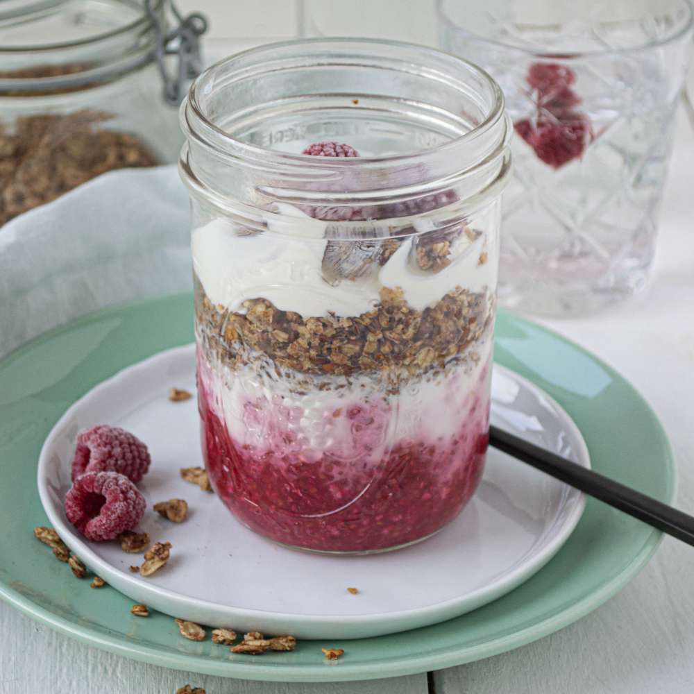 Overnight Oats mit Himbeeren Joghurt und Granola