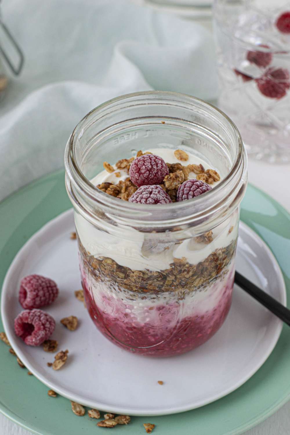 Overnight Oats mit Himbeeren Joghurt und Granola