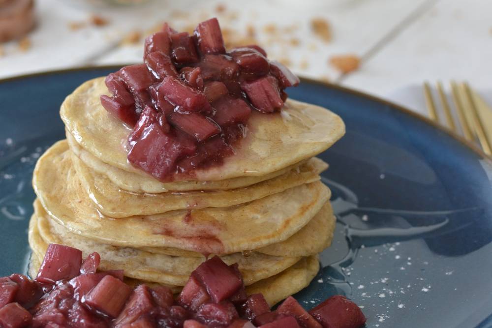 Pancakes mit Rhabarberkompott
