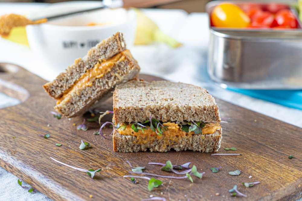 Jausenbox Idee: Brot mit Paprika Hummus und Sprossen