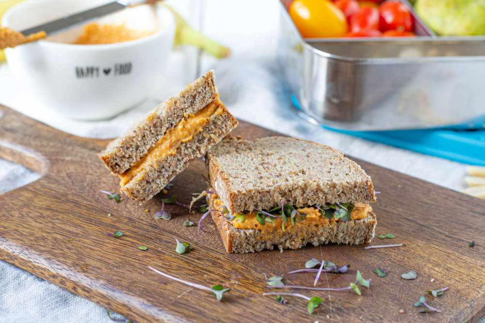 Jausenbox Idee: Brot mit Paprika Hummus und Sprossen