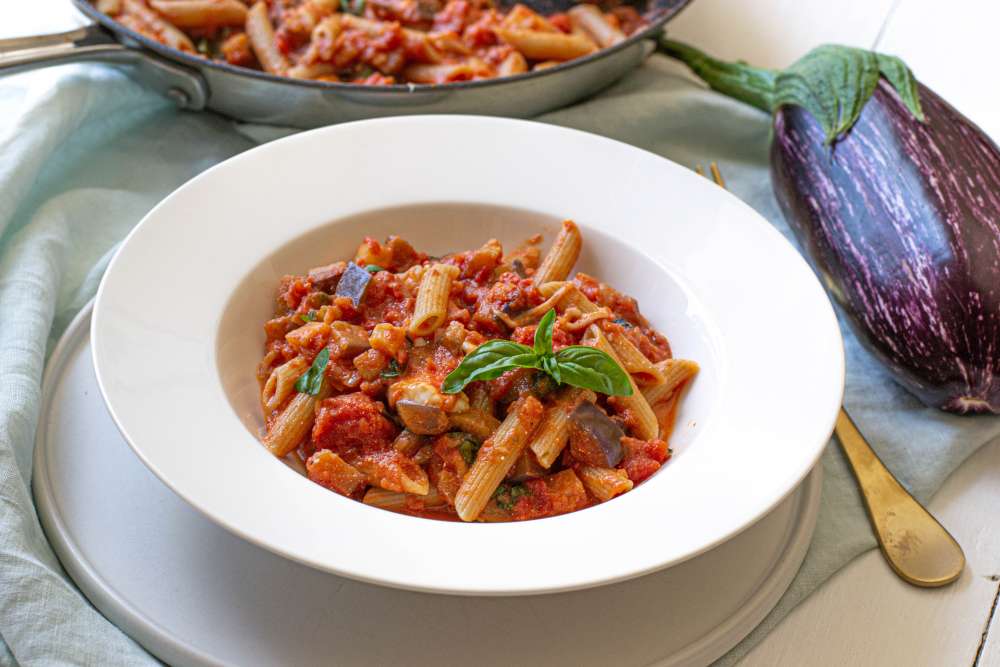 Pasta mit Tomaten-Melanzani (Aubergine) Sauce und Mozzarella