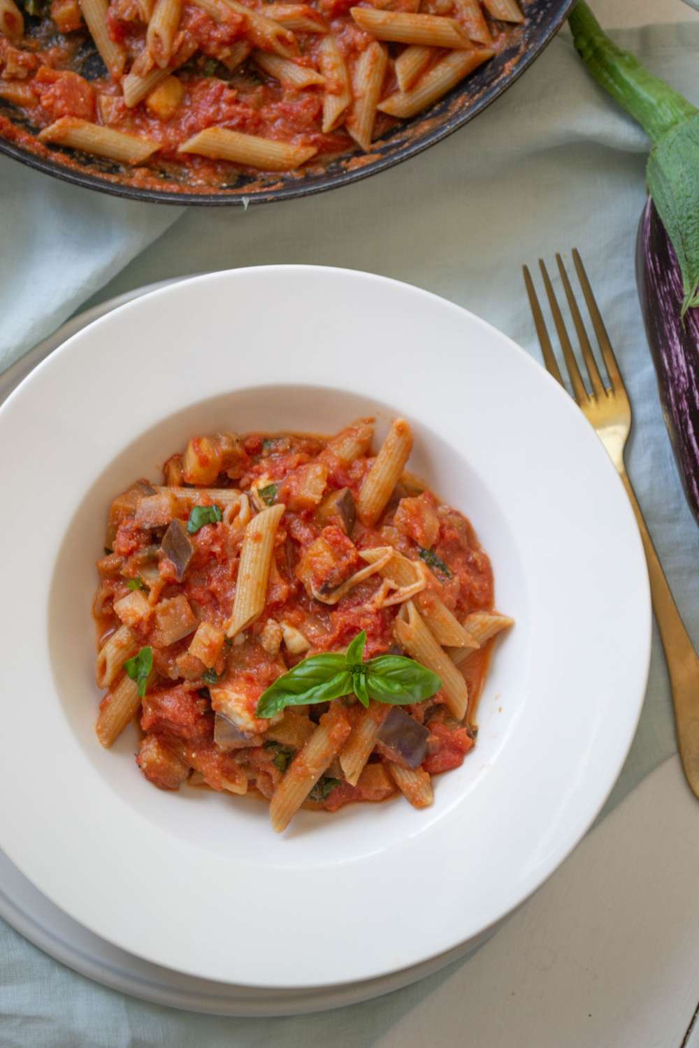 Pasta mit Melanzani und Aubergine und Tomatensauce