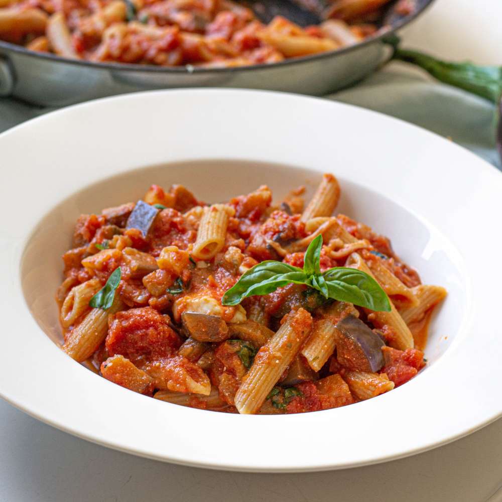 Pasta mit Melanzani und Aubergine und Tomatensauce