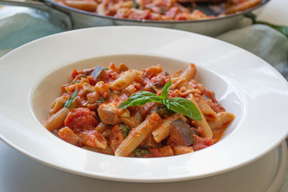Pasta mit Tomaten-Melanzani (Aubergine) Sauce und Mozzarella