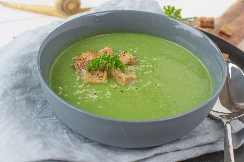 Spinat Petersilienwurzel Suppe mit Schwarzbrotcroutons