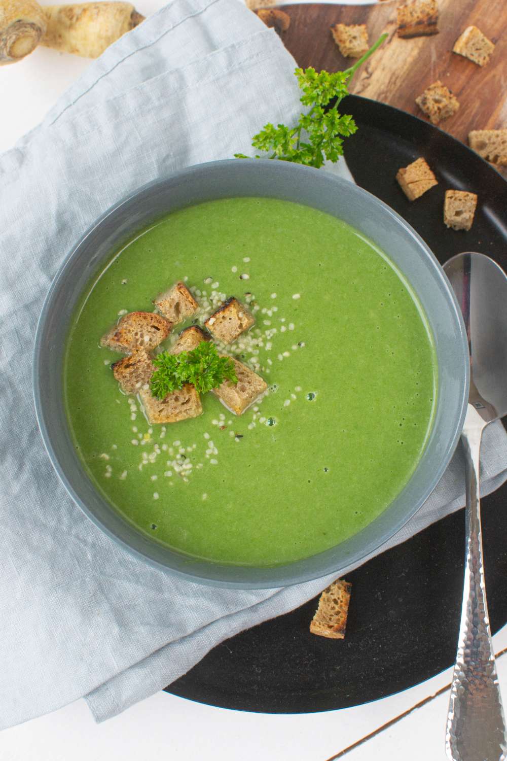 Petersilienwurzel Spinat Suppe mit Brotcroutons