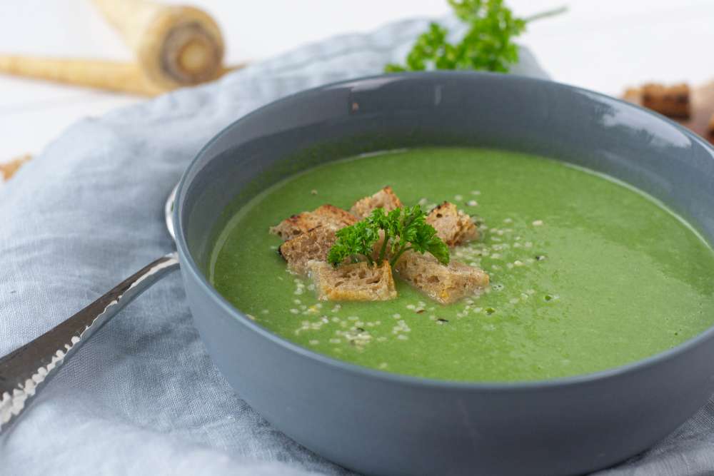 Spinat Petersilienwurzel Suppe mit Schwarzbrotcroutons