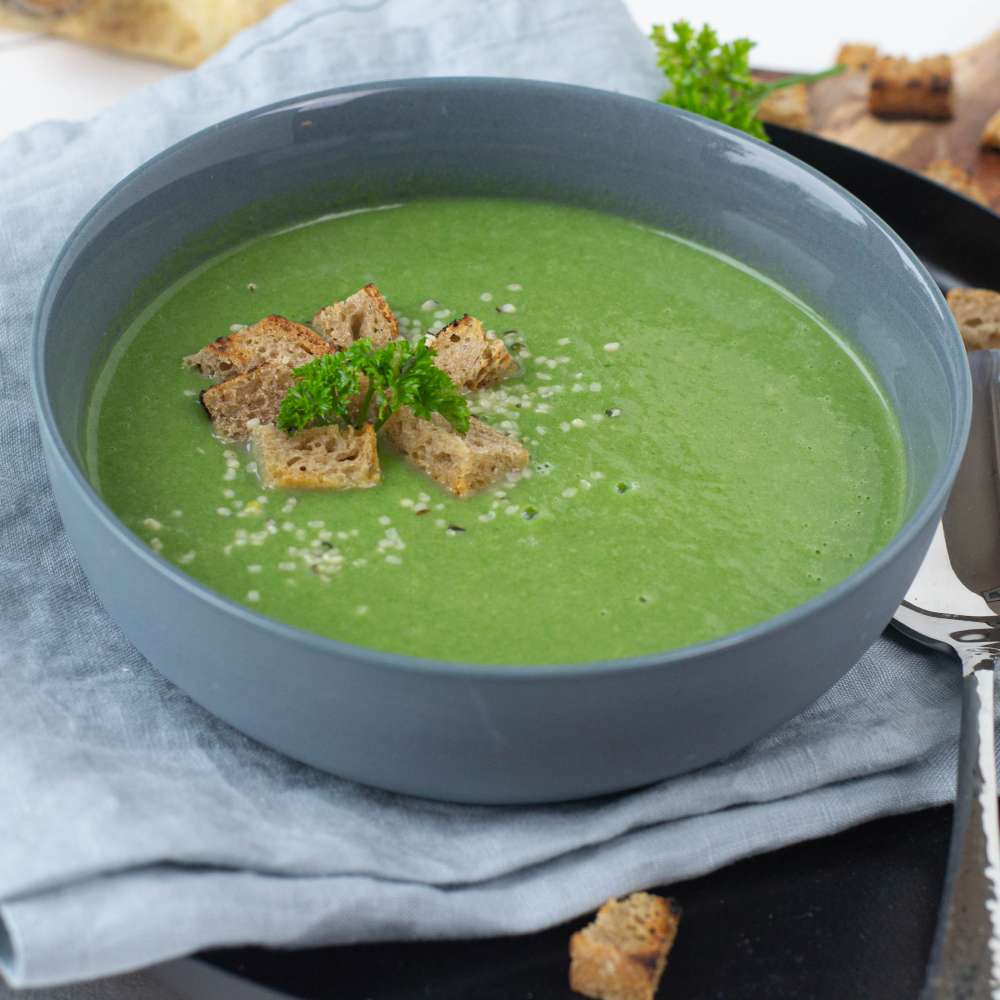 Petersilienwurzel Spinat Suppe mit Brotcroutons
