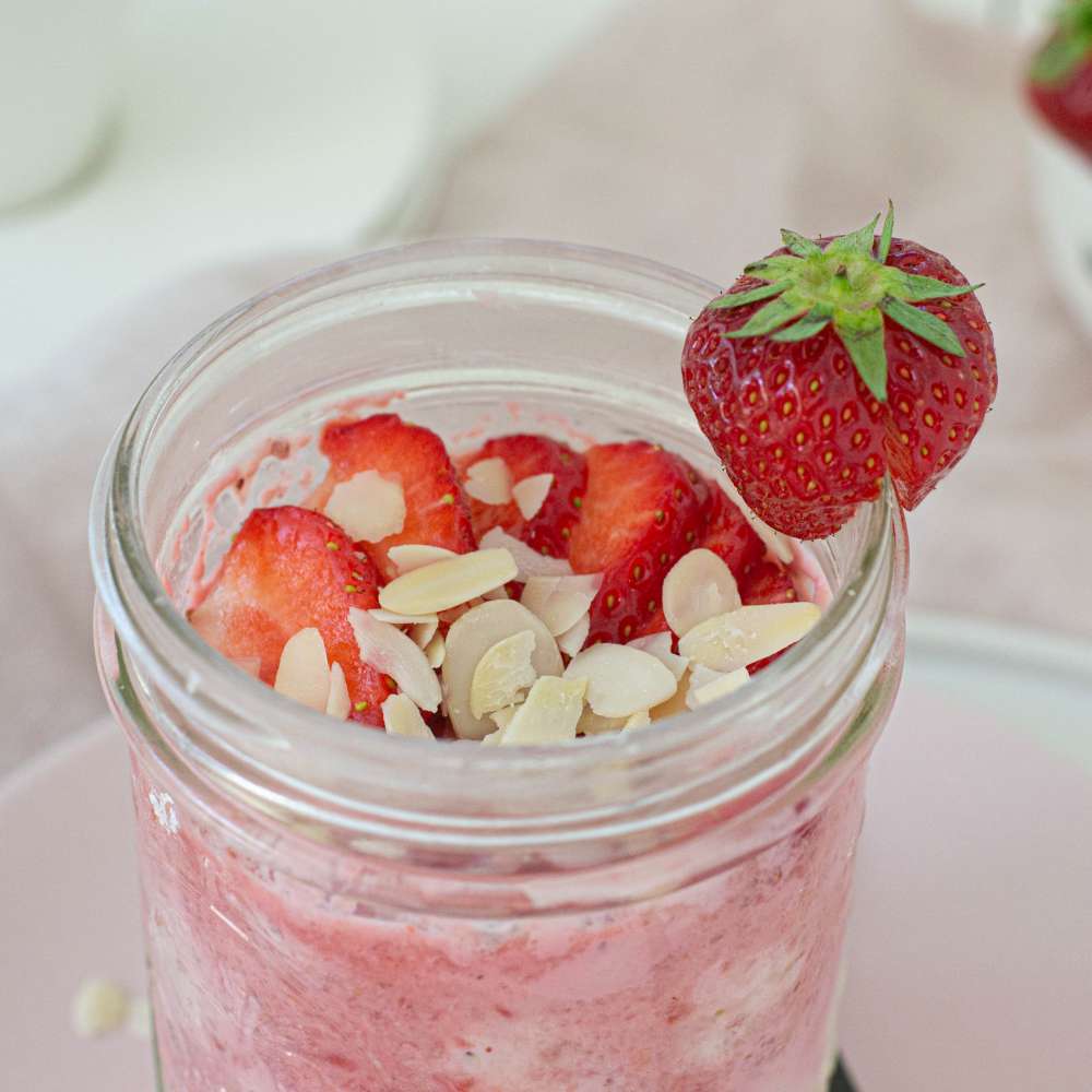 Proats eiweißreiches Frühstück mit Haferflocken und Erdbeeren