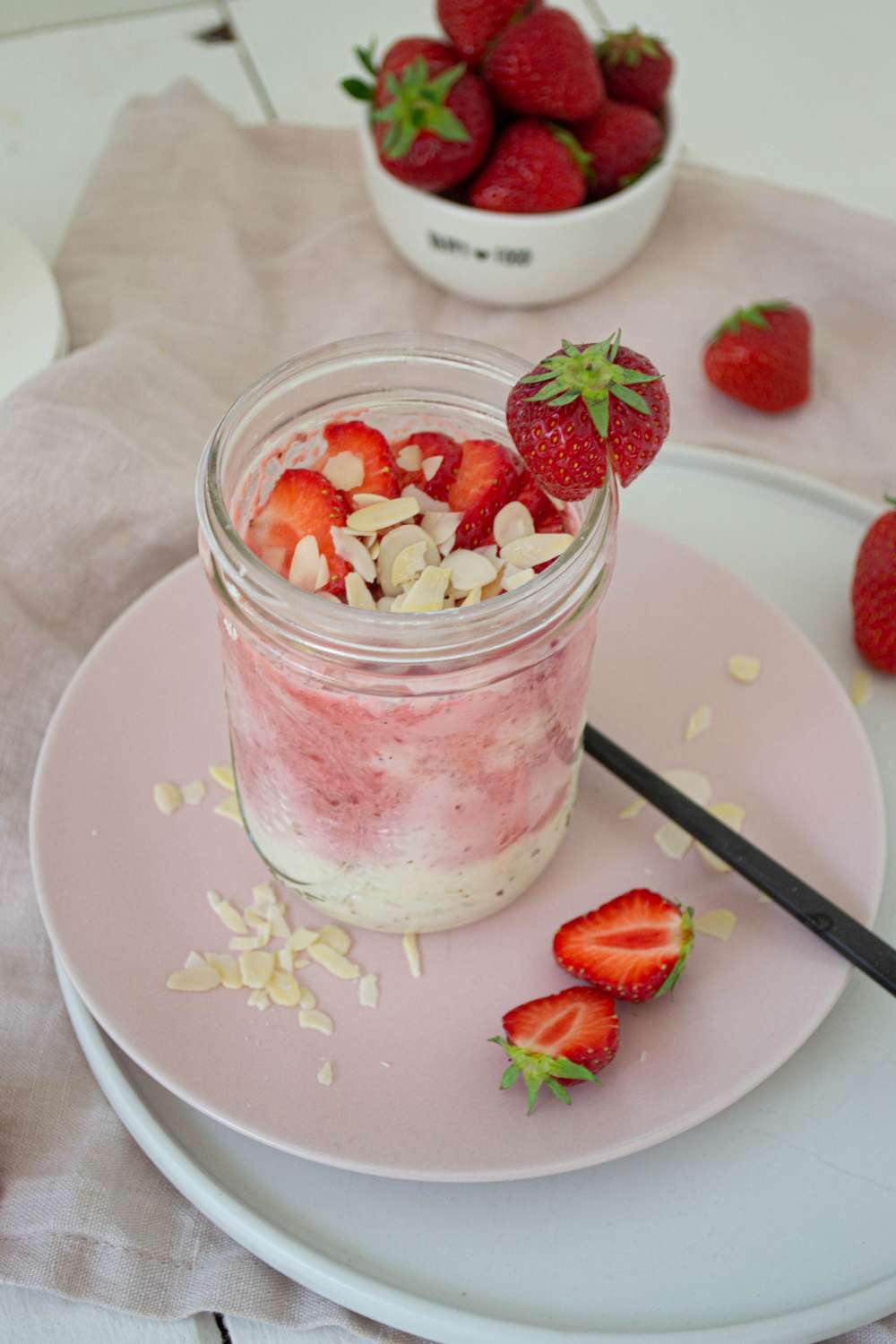 Proats eiweißreiches Frühstück mit Haferflocken und Erdbeeren