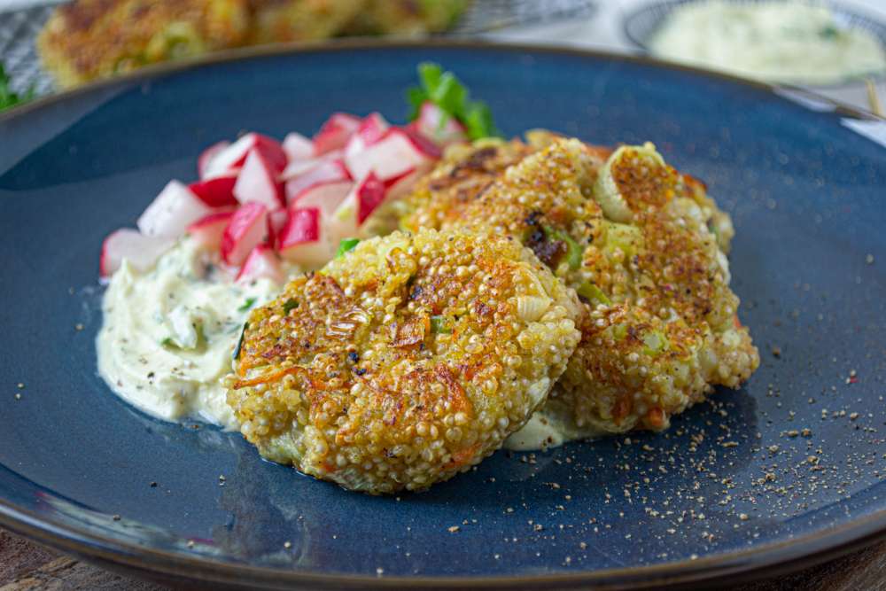 Quinoa Gemüse Laibchen mit Curry Dip und Radieschensalat