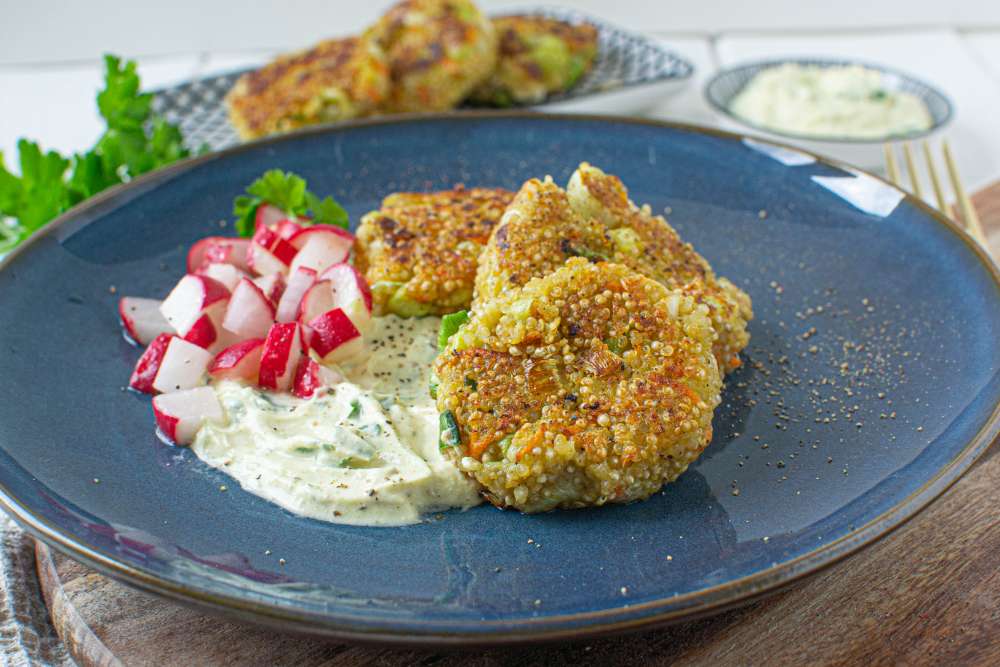 Quinoa Gemüse Laibchen mit Curry Dip und Radieschensalat