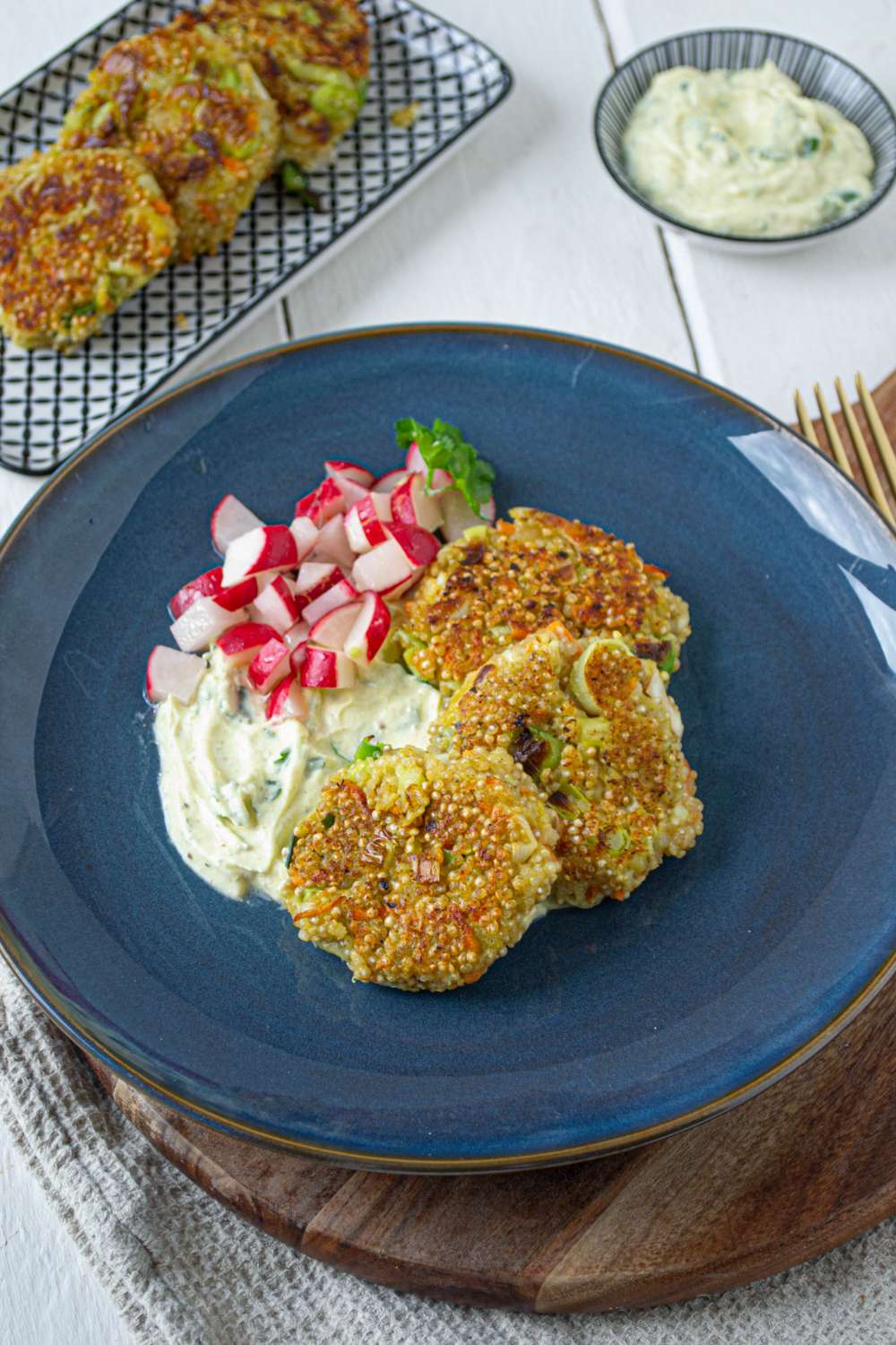 Love to Eat - Quinoa Gemüse Laibchen mit Curry Dip und Radieschensalat ...