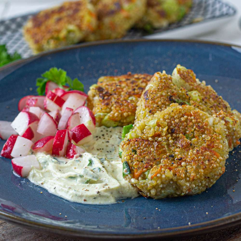 Quinoa Gemüse Laibchen mit Curry Dip