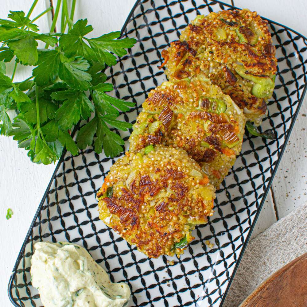 Quinoa Gemüse Laibchen mit Curry Dip