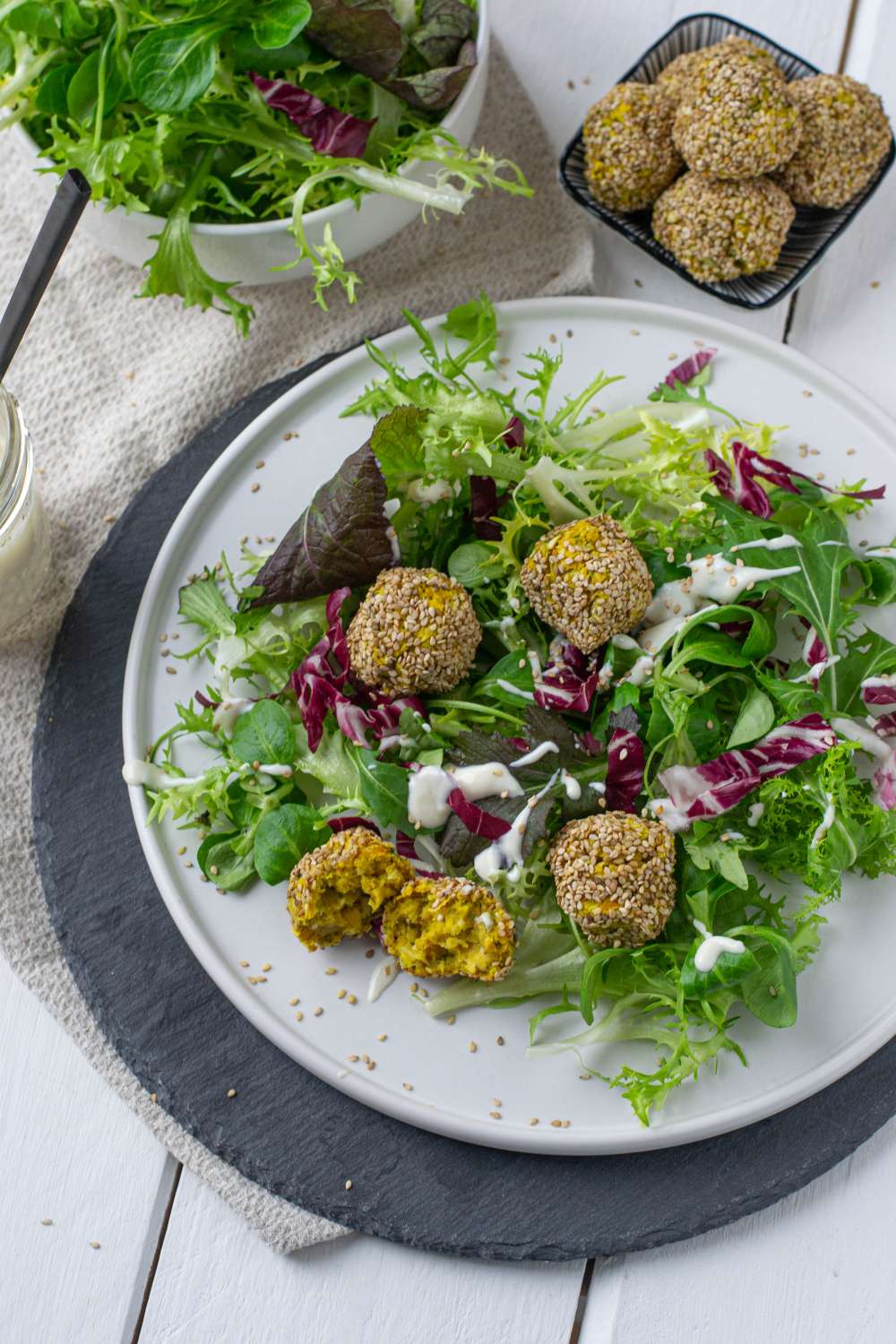 Winter Salat mit Falafel und Tahini Dressing