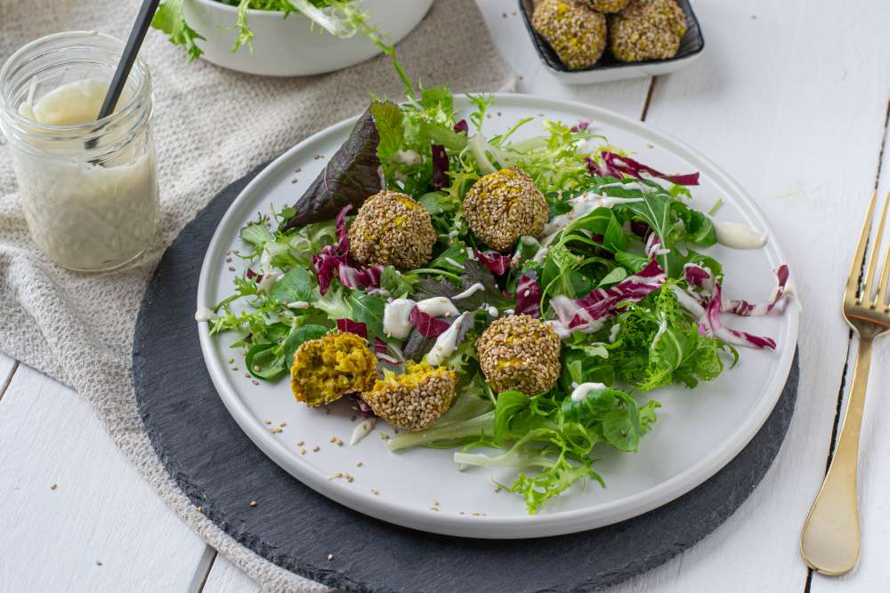 Wintersalat mit selbstgemachten Falafeln und Tahini Dressing