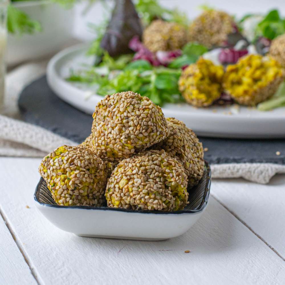 Winter Salat mit Falafel und Tahini Dressing