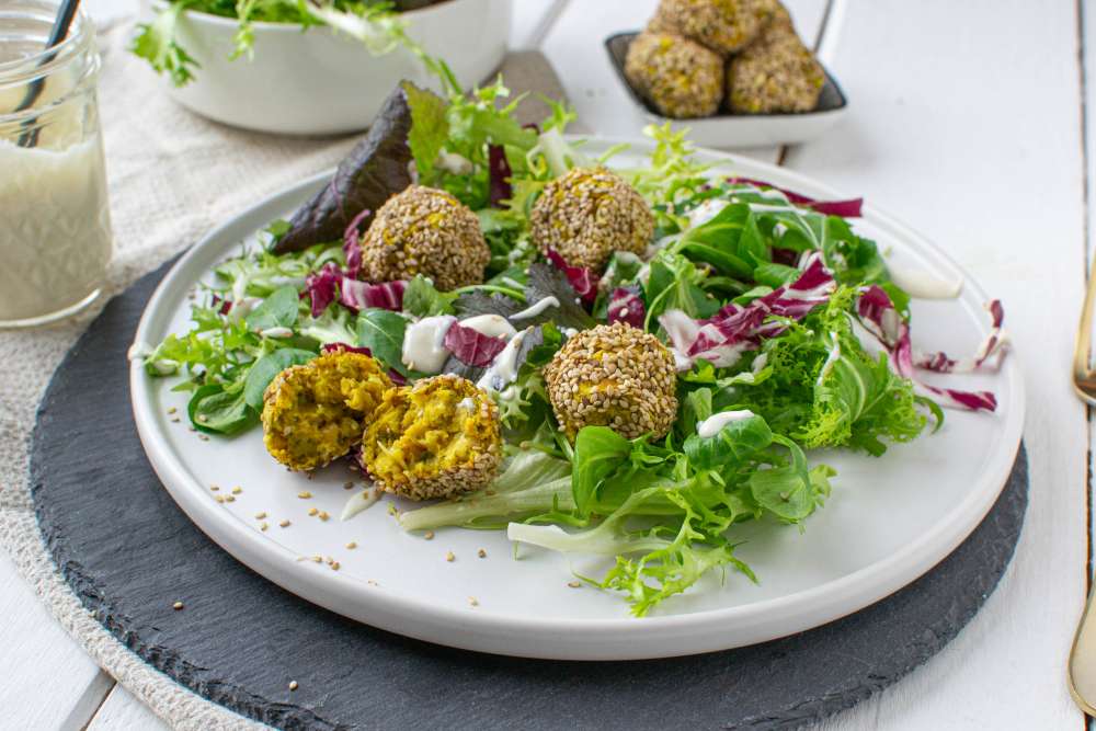 Wintersalat mit selbstgemachten Falafeln und Tahini Dressing