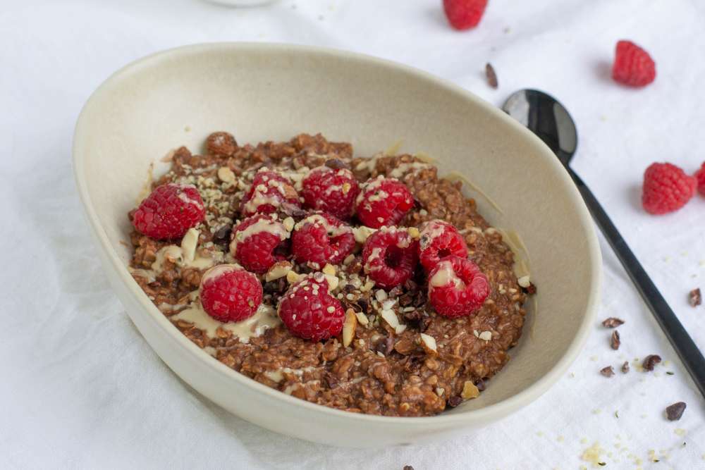 Himbeer Schokoladen Porridge mit Mandelmus