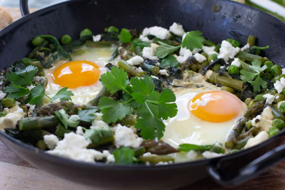 Grüne Shakshuka mit Spargel und Feta