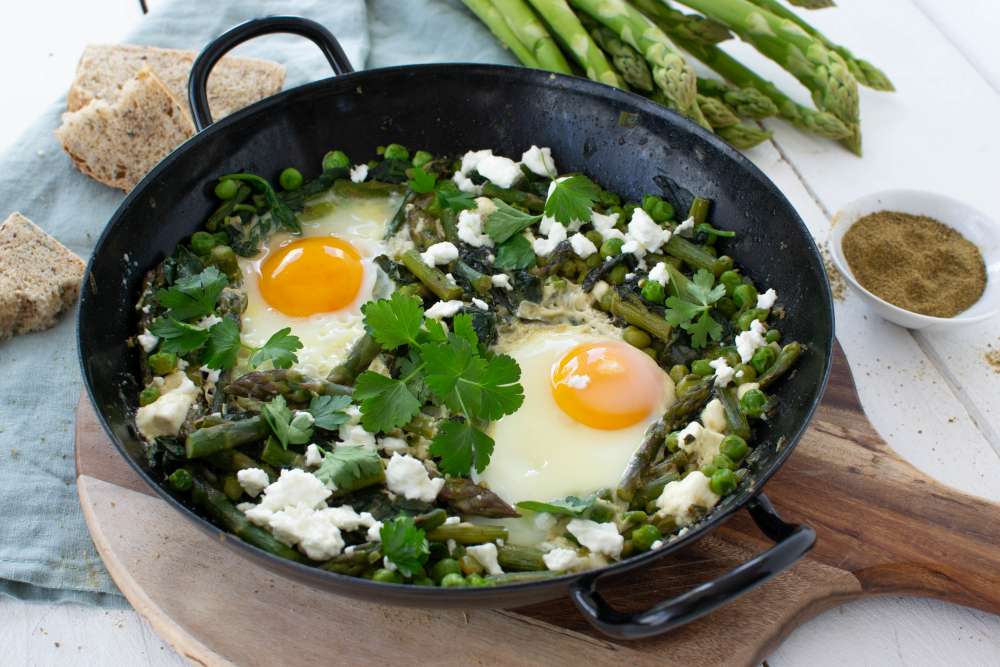 Grüne Shakshuka mit Spargel und Feta