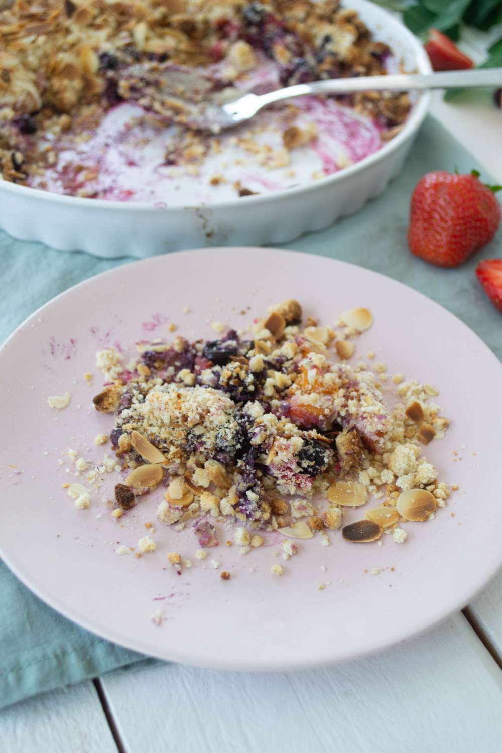 Crumble mit Beeren und Marillen