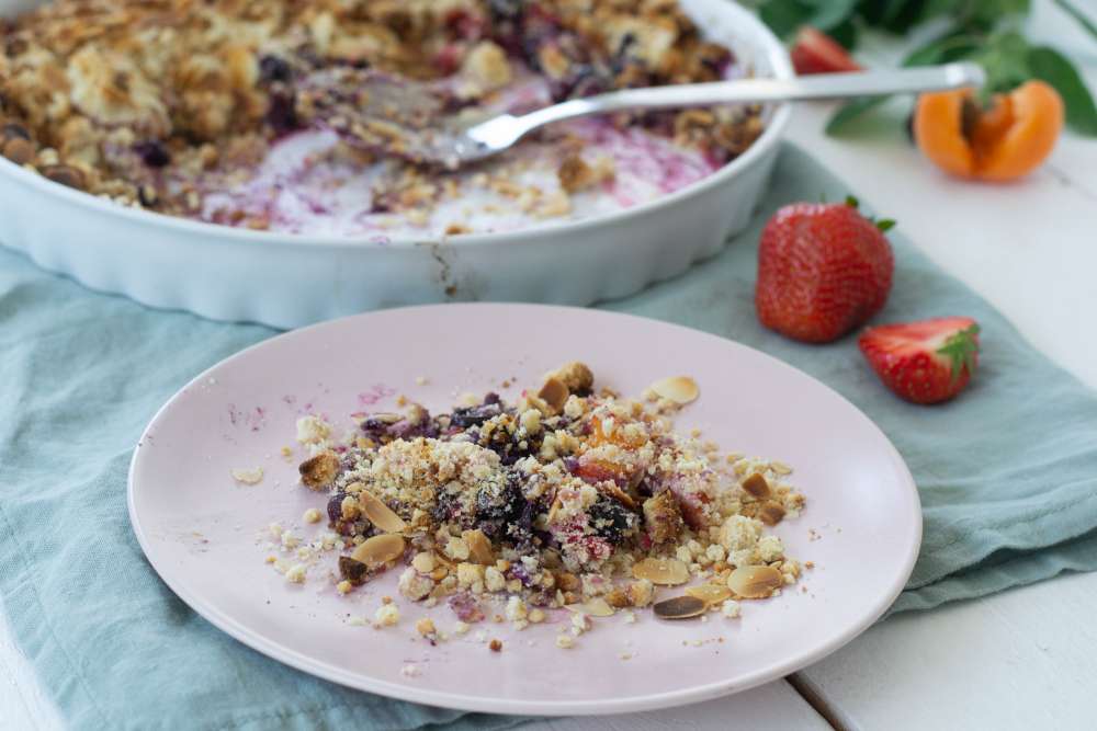 Beeren Marillen Crumble (zuckerreduziert, glutenfrei, vegan)
