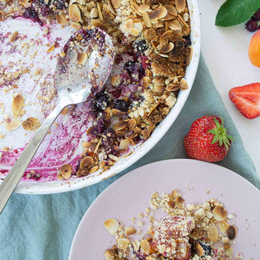 Crumble mit Beeren und Marillen