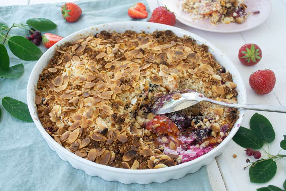 Beeren Marillen Crumble (zuckerreduziert, glutenfrei, vegan)