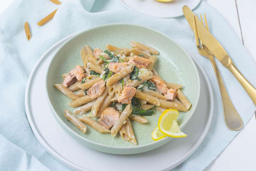 Spinatpasta in cremiger Sauce mit Lachsforelle