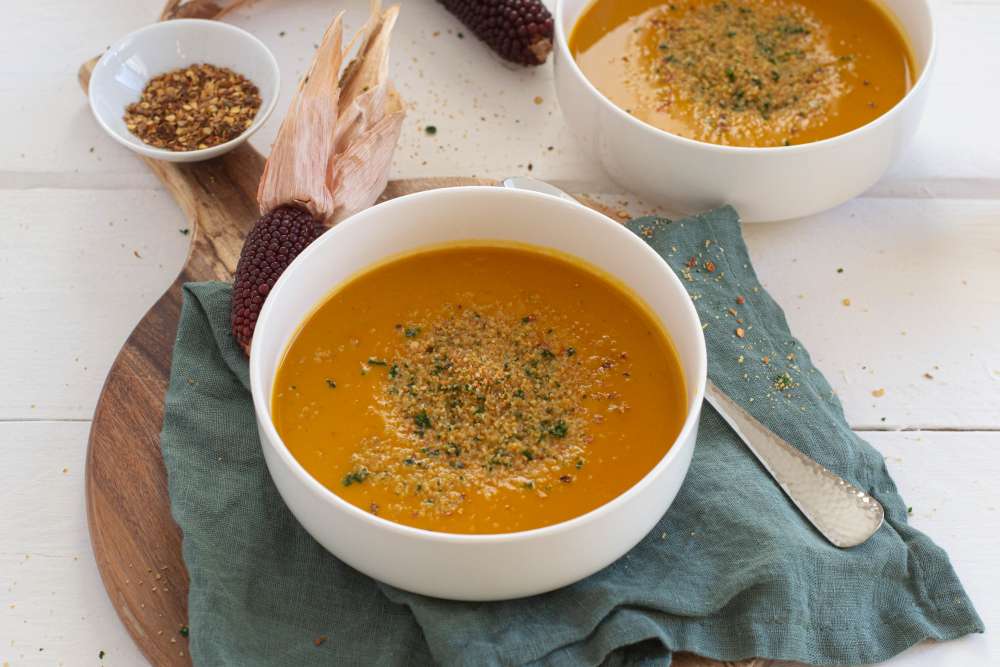 Süßkartoffel Chili Suppe mit Kräuterbrösel