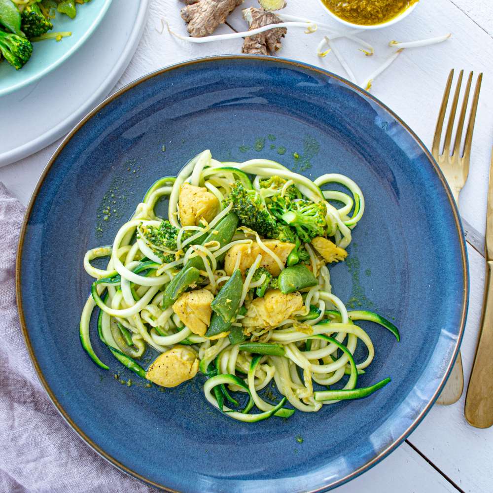 Asiatische Zoodles mit Huhn