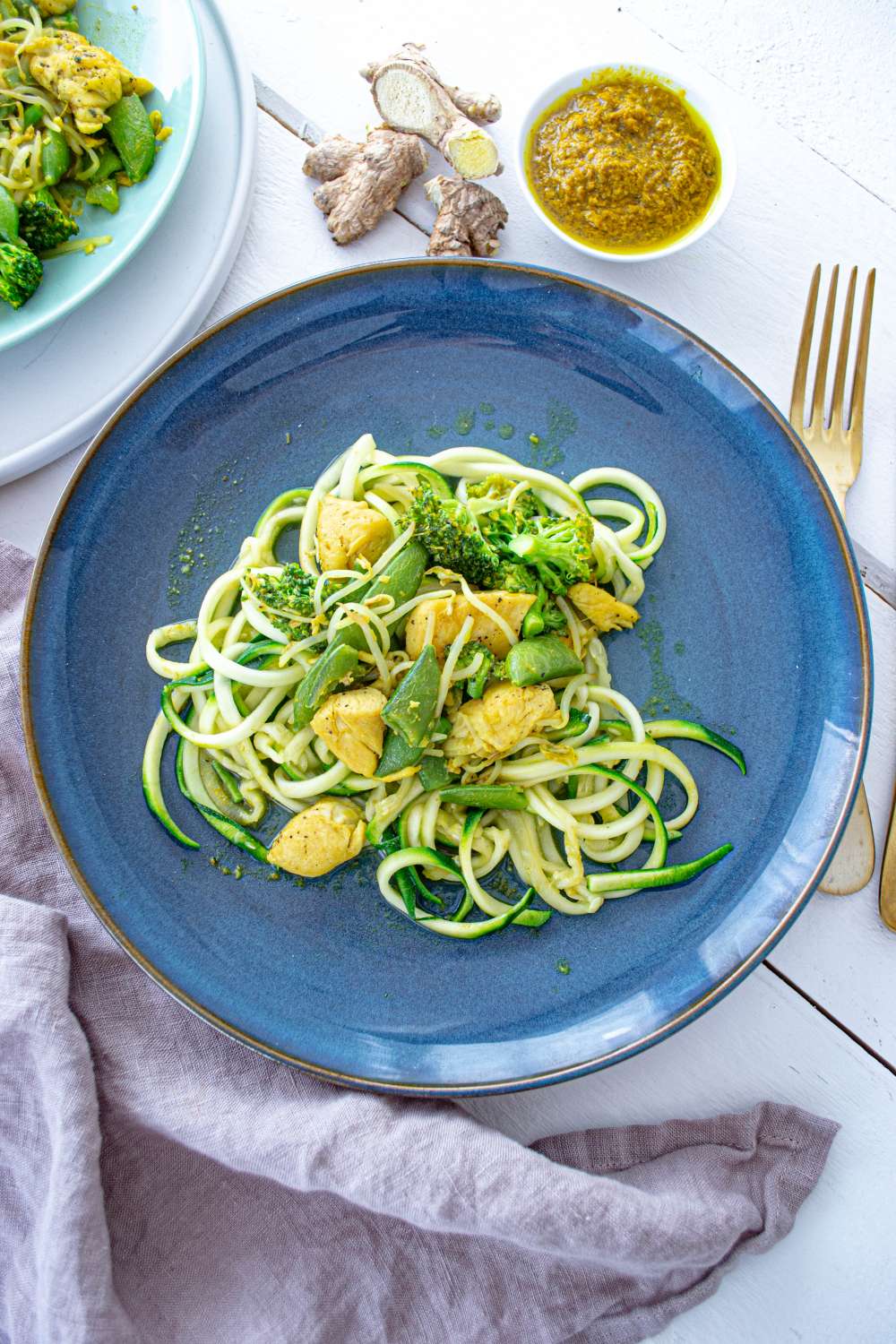 Asiatische Zoodles mit Huhn