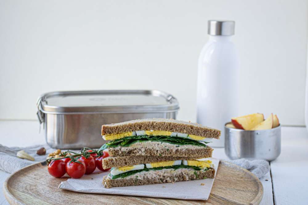 Vollkornbrot - Thunfisch Sandwich mit Ei