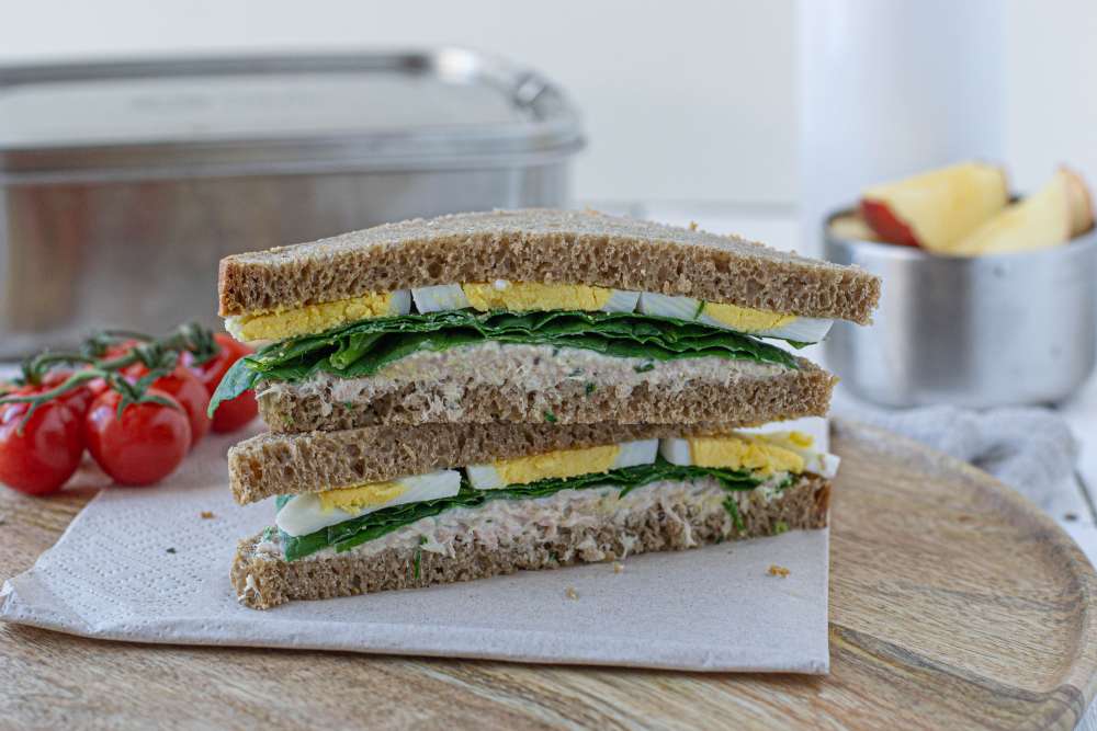 Vollkornbrot - Thunfisch Sandwich mit Ei