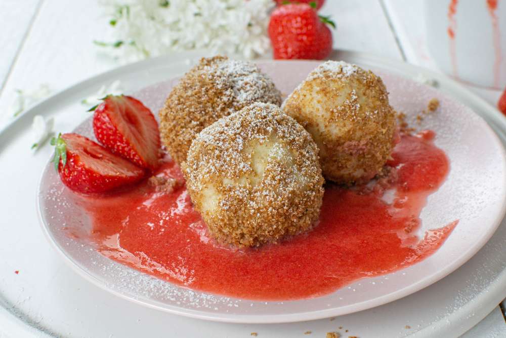 Topfenknödel auf Fruchtsauce (zuckerfrei)
