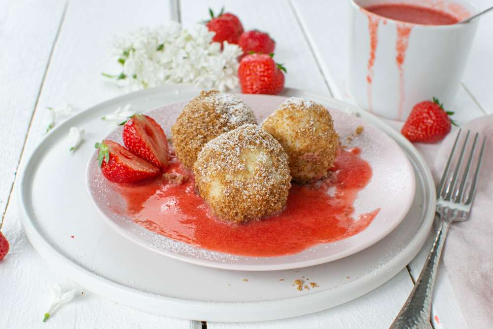 Topfenknödel auf Fruchtsauce (zuckerfrei)