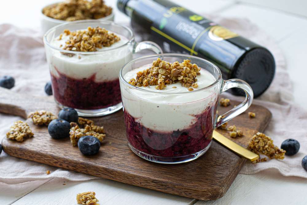 Selbstgemachtes Heidelbeer-Joghurt mit Granola aus regionalen Zutaten