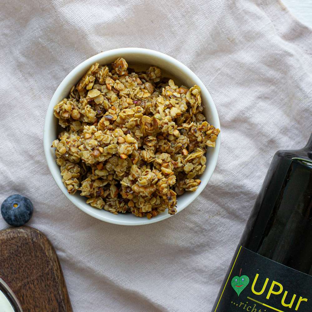 Selbstgemachte JoghurtcSelbstgemachtes Heidelbeer-Joghurt mit Granola aus regionalen Zutatenreme mit Granola aus regionalen Zutaten